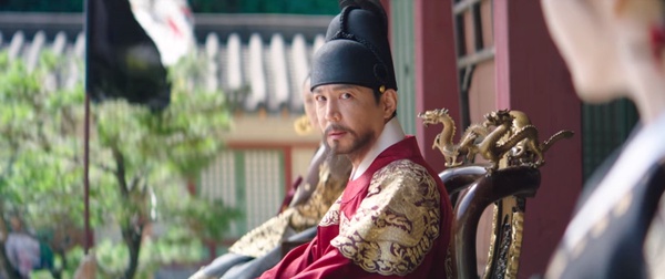 《王后傘下》王&中殿「感情細節」！王為了保護中殿而不同意擇賢，網猜兩人有心結？