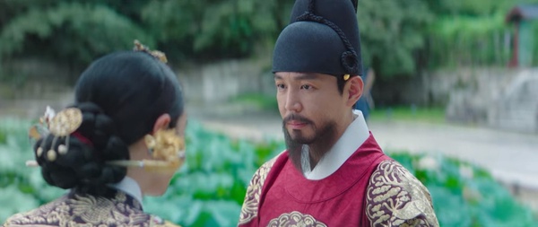 《王后傘下》王&中殿「感情細節」！王為了保護中殿而不同意擇賢，網猜兩人有心結？