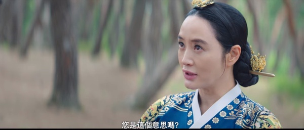 《王后傘下》王&中殿「感情細節」！王為了保護中殿而不同意擇賢，網猜兩人有心結？