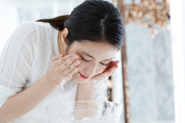 抗老保養必知!抗老保養品「精華液、乳霜」用法&推薦,緊緻撫紋策略詳解