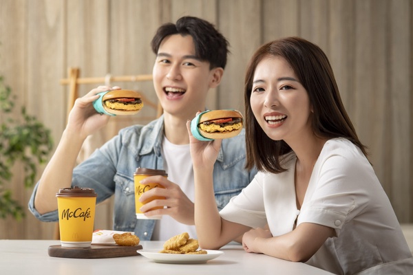 買一送一！麥當勞「炸蝦安格斯牛肉堡」限時回歸開賣，加焙果堡新品登場，再享買一送一