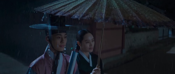 《王后傘下》劇情雙關隱喻!「傘」象徵保護,世子&成枏是「太陽&月亮」,Rain這幕亮了