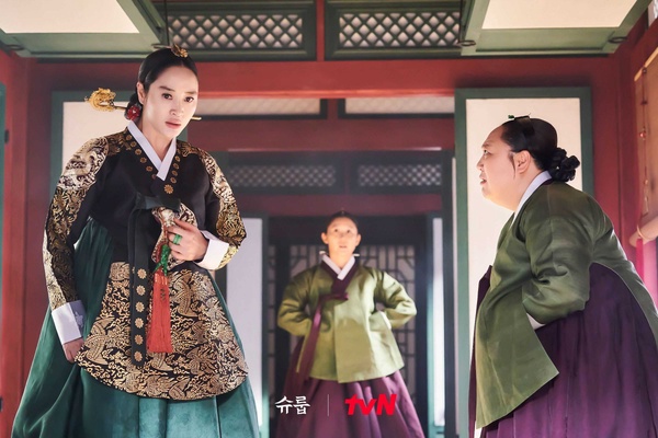 《王后傘下》劇情雙關隱喻!「傘」象徵保護,世子&成枏是「太陽&月亮」,Rain這幕亮了