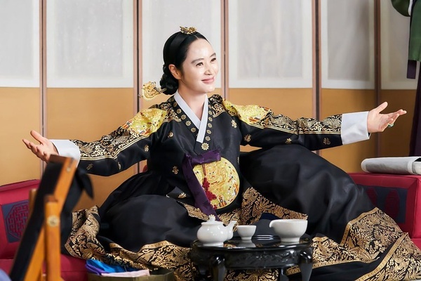 《王后傘下》金憓秀8個親民美談！幫趙權母親度過難關，還曾花94萬台幣送咖啡車給後輩