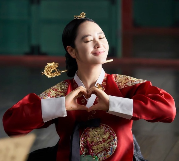 《王后傘下》金憓秀8個親民美談！幫趙權母親度過難關，還曾花94萬台幣送咖啡車給後輩