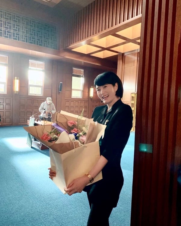 《王后傘下》金憓秀8個親民美談！幫趙權母親度過難關，還曾花94萬台幣送咖啡車給後輩