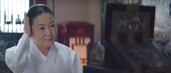 《王后傘下》劇情細節解析！「掛飾」象徵錯誤的母愛，高貴人「手捧衣服」代表自省！