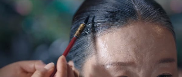 《王后傘下》劇情細節解析！「掛飾」象徵錯誤的母愛，高貴人「手捧衣服」代表自省！