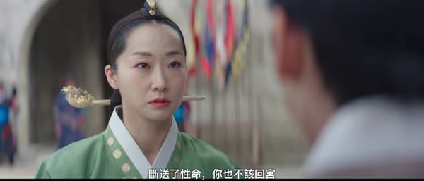 《王后傘下》劇情細節解析！「掛飾」象徵錯誤的母愛，高貴人「手捧衣服」代表自省！