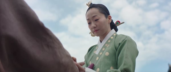 《王后傘下》劇情細節解析！「掛飾」象徵錯誤的母愛，高貴人「手捧衣服」代表自省！