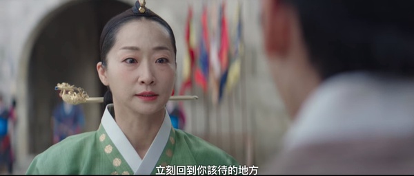 《王后傘下》劇情細節解析！「掛飾」象徵錯誤的母愛，高貴人「手捧衣服」代表自省！