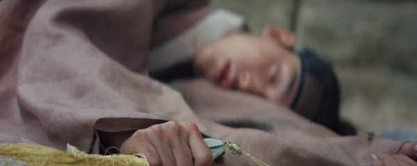 《王后傘下》劇情細節解析！「掛飾」象徵錯誤的母愛，高貴人「手捧衣服」代表自省！