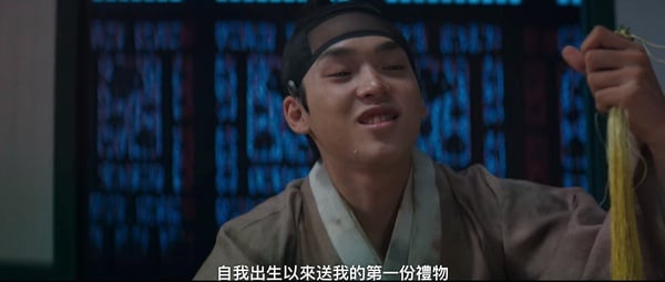 《王后傘下》劇情細節解析！「掛飾」象徵錯誤的母愛，高貴人「手捧衣服」代表自省！