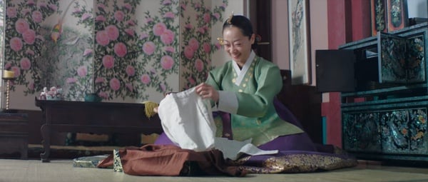 《王后傘下》劇情細節解析！「掛飾」象徵錯誤的母愛，高貴人「手捧衣服」代表自省！