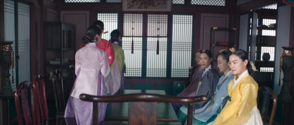 《王后傘下》劇情細節解析！「掛飾」象徵錯誤的母愛，高貴人「手捧衣服」代表自省！