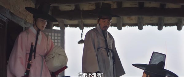 《王后傘下》劇情細節解析！「掛飾」象徵錯誤的母愛，高貴人「手捧衣服」代表自省！