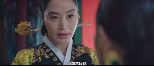 《王后傘下》劇情細節解析！「掛飾」象徵錯誤的母愛，高貴人「手捧衣服」代表自省！
