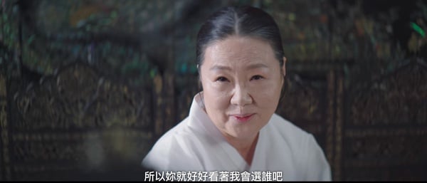 《王后傘下》劇情細節解析！「掛飾」象徵錯誤的母愛，高貴人「手捧衣服」代表自省！