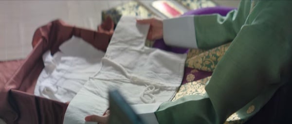 《王后傘下》劇情細節解析！「掛飾」象徵錯誤的母愛，高貴人「手捧衣服」代表自省！