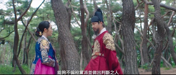 《王后傘下》劇情細節解析！「掛飾」象徵錯誤的母愛，高貴人「手捧衣服」代表自省！