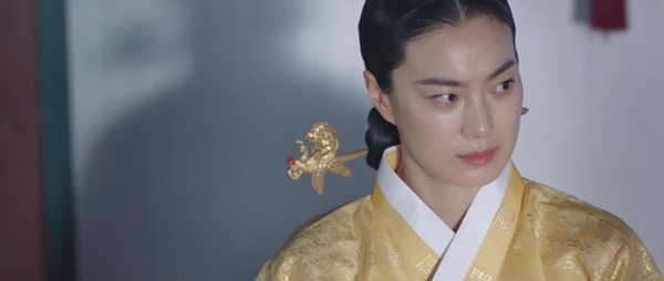 《王后傘下》劇情細節解析！「掛飾」象徵錯誤的母愛，高貴人「手捧衣服」代表自省！
