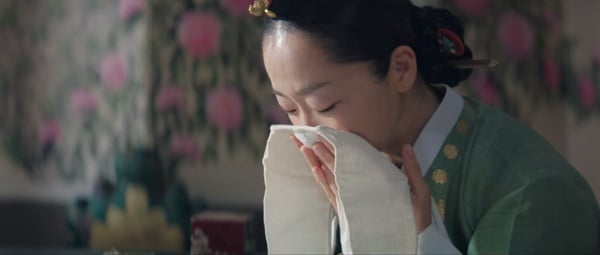《王后傘下》劇情細節解析！「掛飾」象徵錯誤的母愛，高貴人「手捧衣服」代表自省！