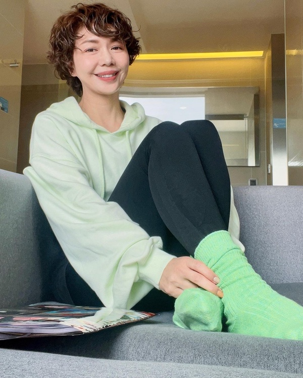 《她和她的她》于子育6個秘密！以「錦繡二重唱」出道，有小20歲弟弟追求，她卻拒絕了
