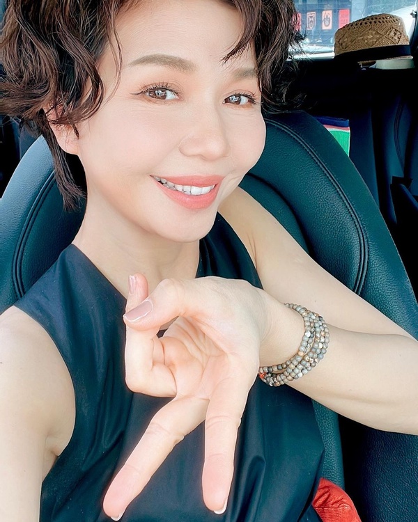 《她和她的她》于子育6個秘密！以「錦繡二重唱」出道，有小20歲弟弟追求，她卻拒絕了
