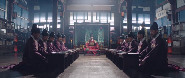《王后傘下》構圖細節!「王被眾臣夾擊」超有壓迫感,「碎鏡」暗示啓晟內心不再完整