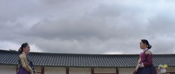 《王后傘下》構圖細節!「王被眾臣夾擊」超有壓迫感,「碎鏡」暗示啓晟內心不再完整