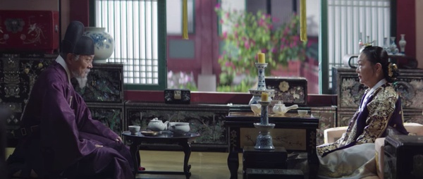 《王后傘下》構圖細節!「王被眾臣夾擊」超有壓迫感,「碎鏡」暗示啓晟內心不再完整