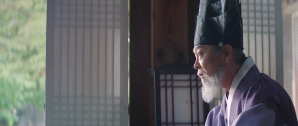 《王后傘下》構圖細節!「王被眾臣夾擊」超有壓迫感,「碎鏡」暗示啓晟內心不再完整