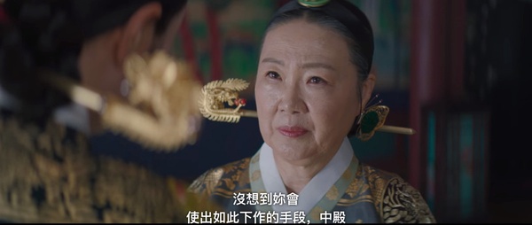 《王后傘下》構圖細節!「王被眾臣夾擊」超有壓迫感,「碎鏡」暗示啓晟內心不再完整