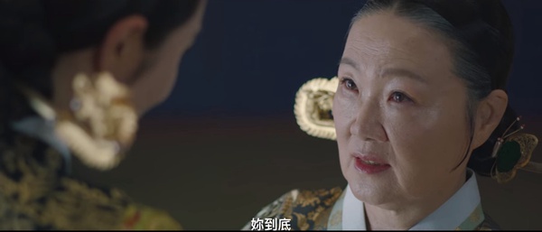 《王后傘下》構圖細節!「王被眾臣夾擊」超有壓迫感,「碎鏡」暗示啓晟內心不再完整