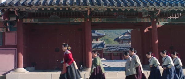 《王后傘下》構圖細節!「王被眾臣夾擊」超有壓迫感,「碎鏡」暗示啓晟內心不再完整