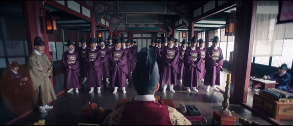 《王后傘下》構圖細節!「王被眾臣夾擊」超有壓迫感,「碎鏡」暗示啓晟內心不再完整