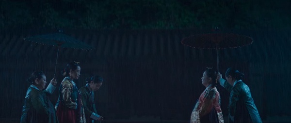《王后傘下》構圖細節!「王被眾臣夾擊」超有壓迫感,「碎鏡」暗示啓晟內心不再完整