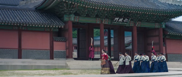 《王后傘下》構圖細節!「王被眾臣夾擊」超有壓迫感,「碎鏡」暗示啓晟內心不再完整