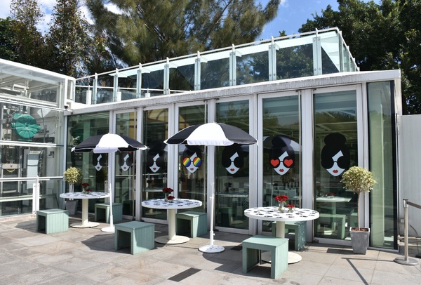 最潮打卡咖啡店！CAFE ACME聯名alice + olivia打造露天咖啡，頭像餅乾、聯名杯必入手