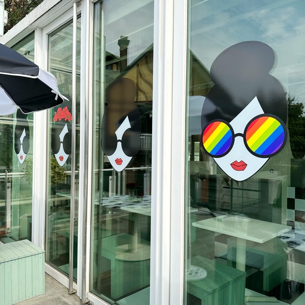 最潮打卡咖啡店！CAFE ACME聯名alice + olivia打造露天咖啡，頭像餅乾、聯名杯必入手