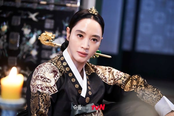 《王后傘下》劇情「幕後秘密」！好瞳君名字藏姜虎東彩蛋？金憓秀演哭戲，裴仁爀也哭了