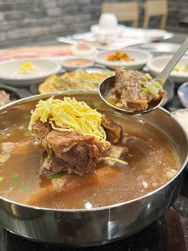 白鍾元「本家BORNGA韓式燒肉」本家風味牛肉蔬菜鍋