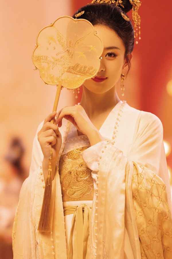 9位陸劇女星「最新古裝造型」！趙麗穎貴氣，白鹿紅衣夢回《周生如故》，吳謹言像仙女