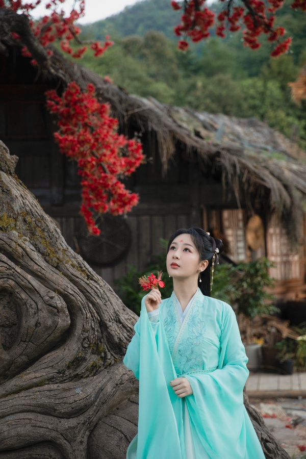 9位陸劇女星「最新古裝造型」！趙麗穎貴氣，白鹿紅衣夢回《周生如故》，吳謹言像仙女