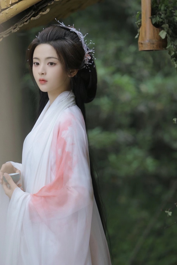9位陸劇女星「最新古裝造型」！趙麗穎貴氣，白鹿紅衣夢回《周生如故》，吳謹言像仙女