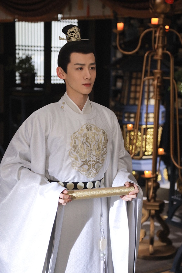 9位古裝男神「現代劇新造型」!王鶴棣「菁英霸總」帥炸,肖戰清新,吳磊氣場越來越強