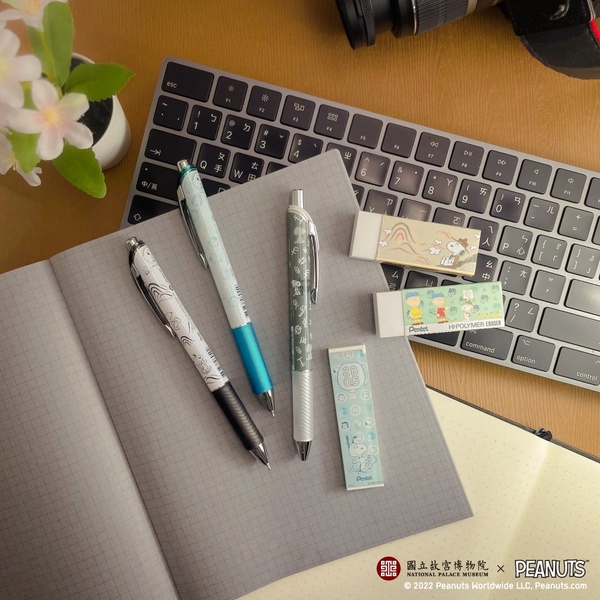 SNOOPY在故宮！故宮攜手Pentel推史努比系列文具