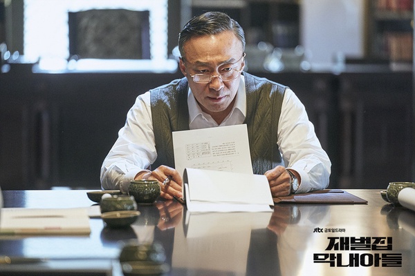 宋仲基新劇《財閥家的小兒子》評價高！劇情爽快刺激、童星金康勳超驚艷，收視飆破10%