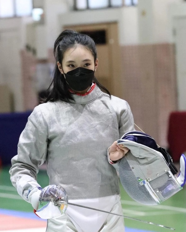 Lily許韶恩隨身包包直擊!每天必帶護唇膏+DIOR唇露,搜出「它」讓全場露出姨母笑!