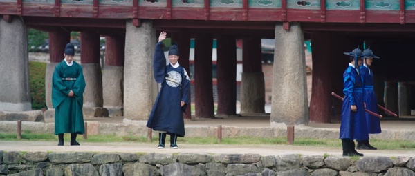 《王后傘下》7個劇情隱喻！「鯉魚」象徵勢力，「成枏」代表梅花，這幕早暗示他當世子